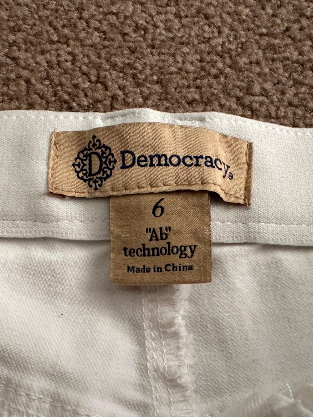 Democracy White Flare cropped/capri  Jeans with Frayed Hem Size 6 - Picture 2 of 8